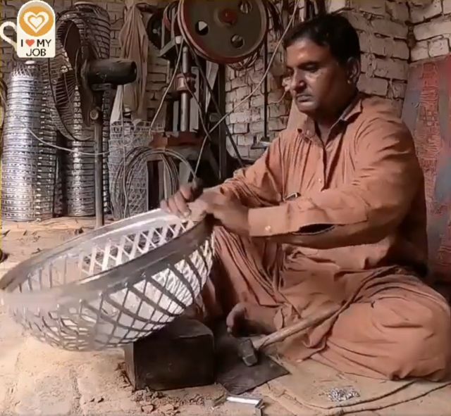 Cet artisan fabrique son panier tressé de façon si géniale avec ses 10 doigts et pieds