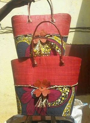 Art Malagasy Tendance fabrique et livre en grande quantité des sacs de couleurs en raphia