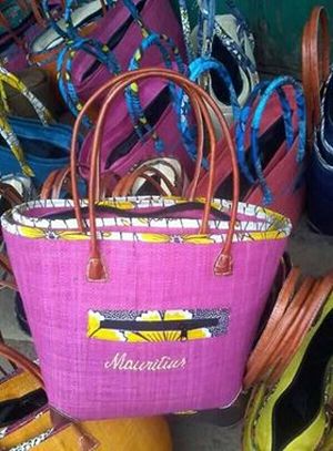 Art Malagasy Tendance fabrique et livre en grande quantité des sacs de couleurs en raphia